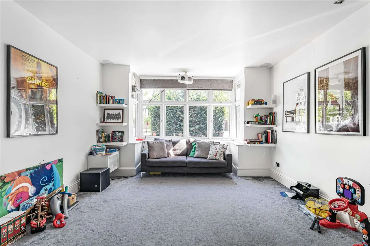 Gunnersbury Avenue, London, W5 4LR, photo 9