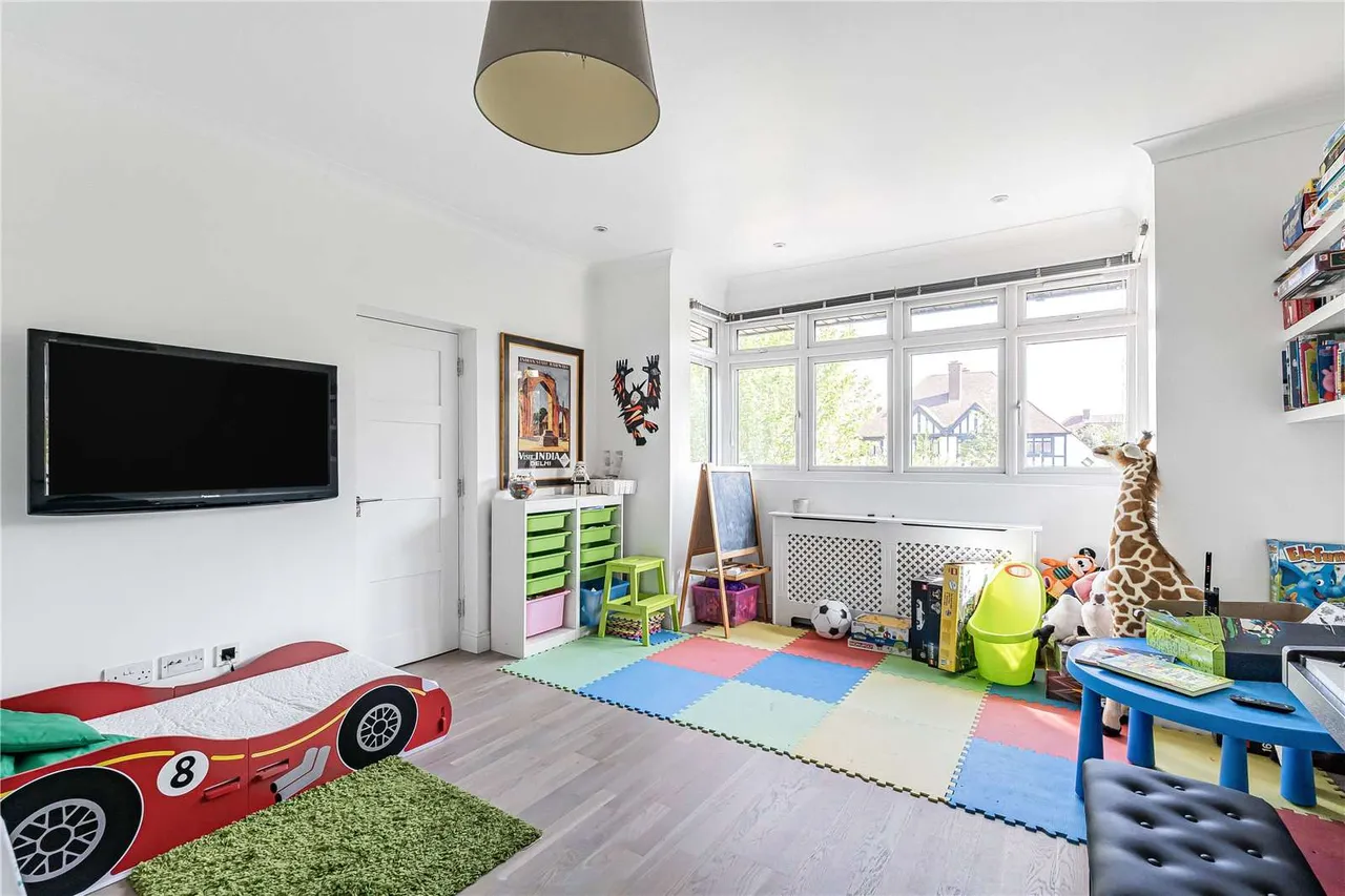 Gunnersbury Avenue, London, W5 4LR, photo 10