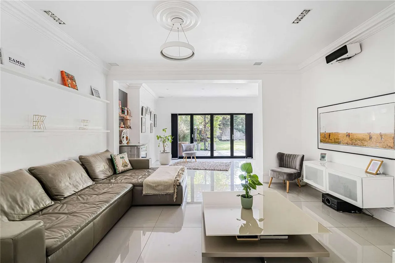Gunnersbury Avenue, London, W5 4LR, photo 8