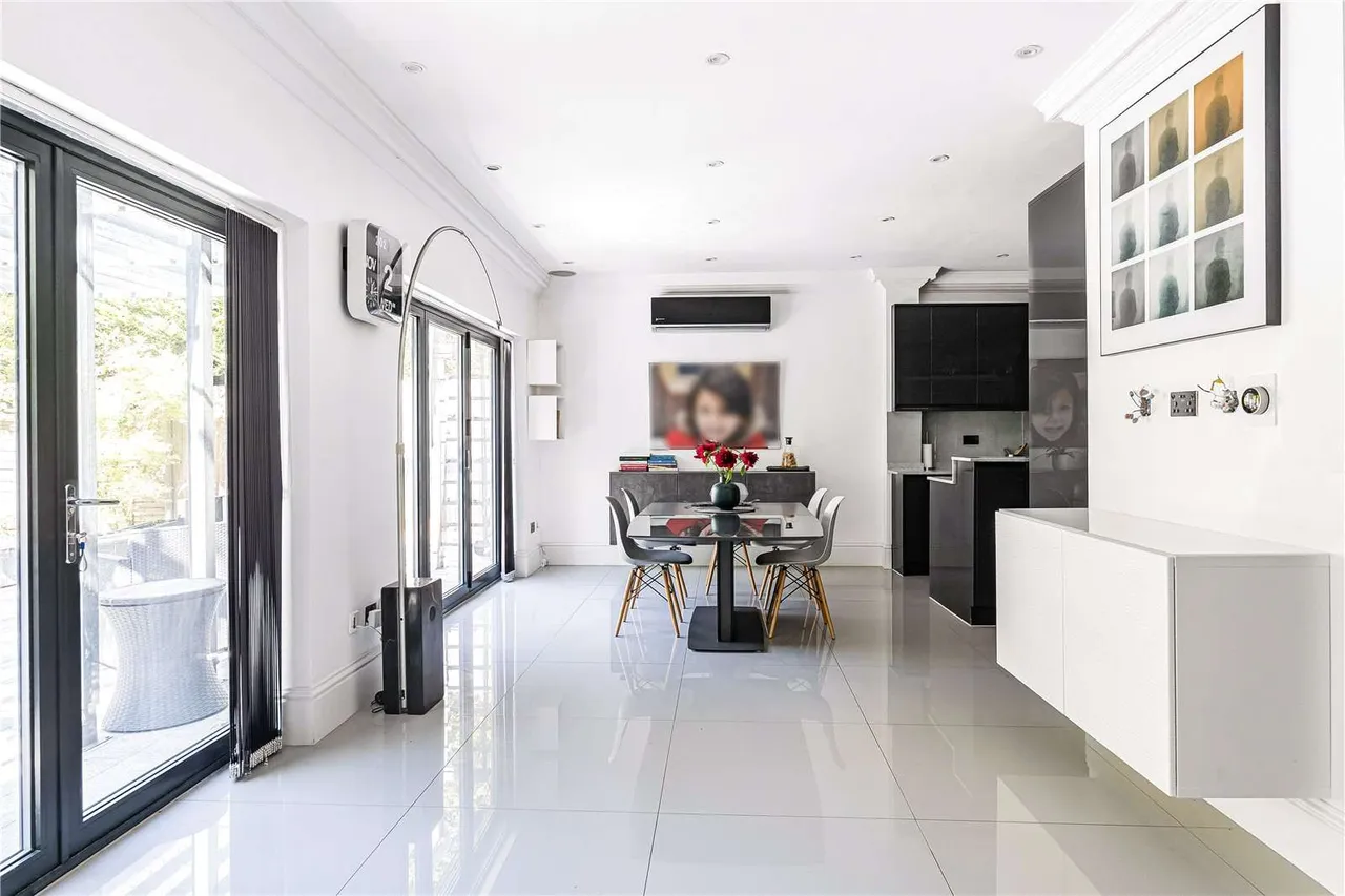Gunnersbury Avenue, London, W5 4LR, photo 7