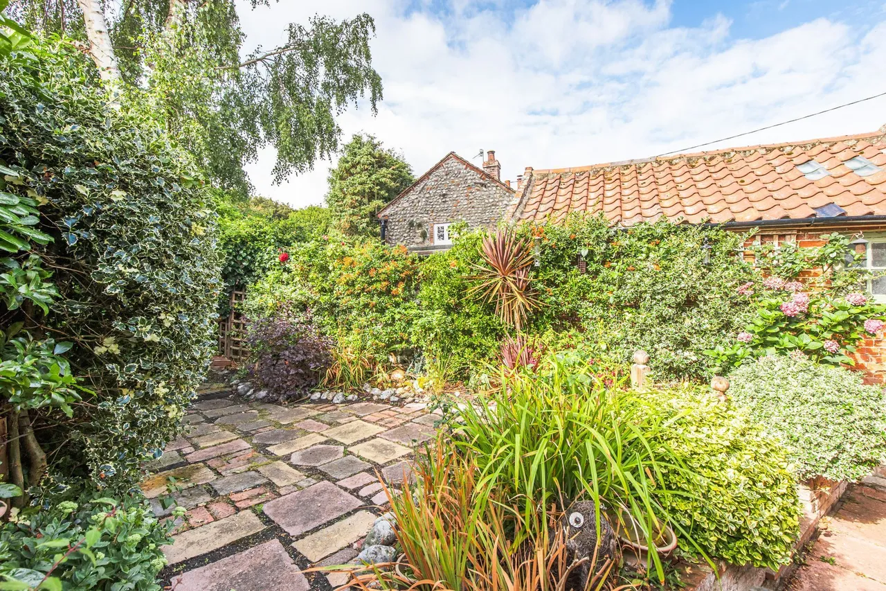 Flint and Brick Cottage in East Runton, photo 3