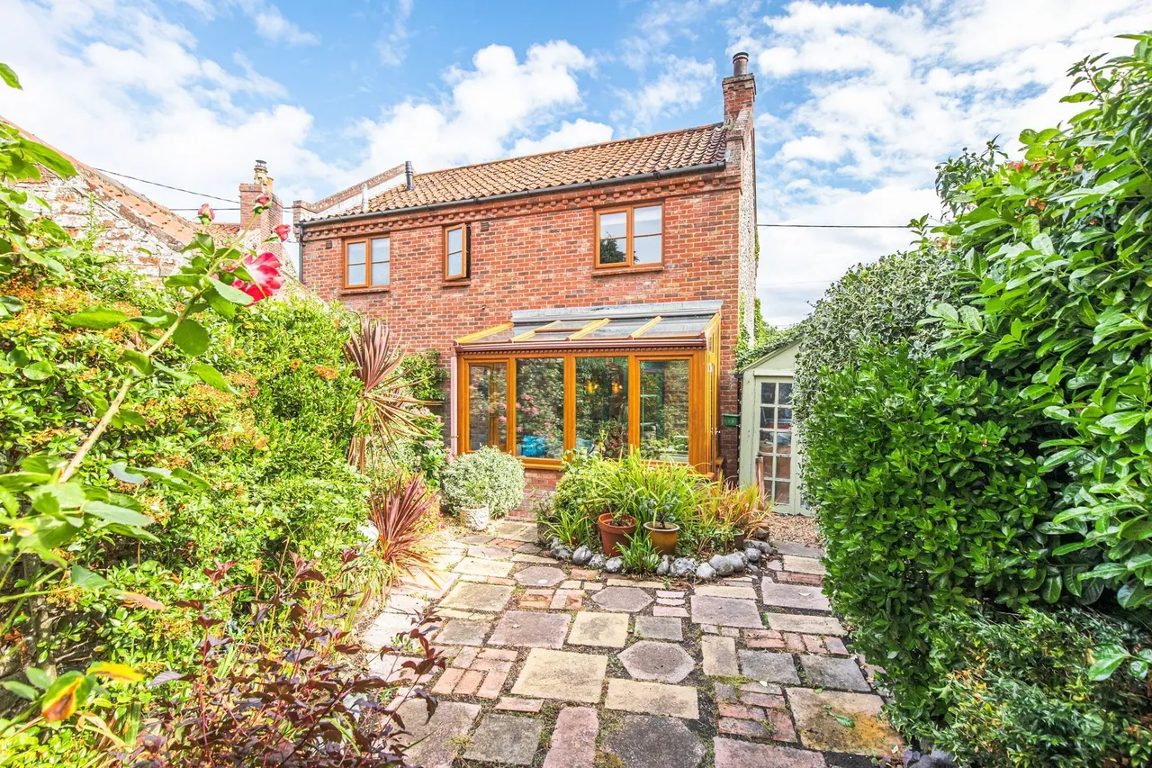 Flint and Brick Cottage in East Runton, photo 8