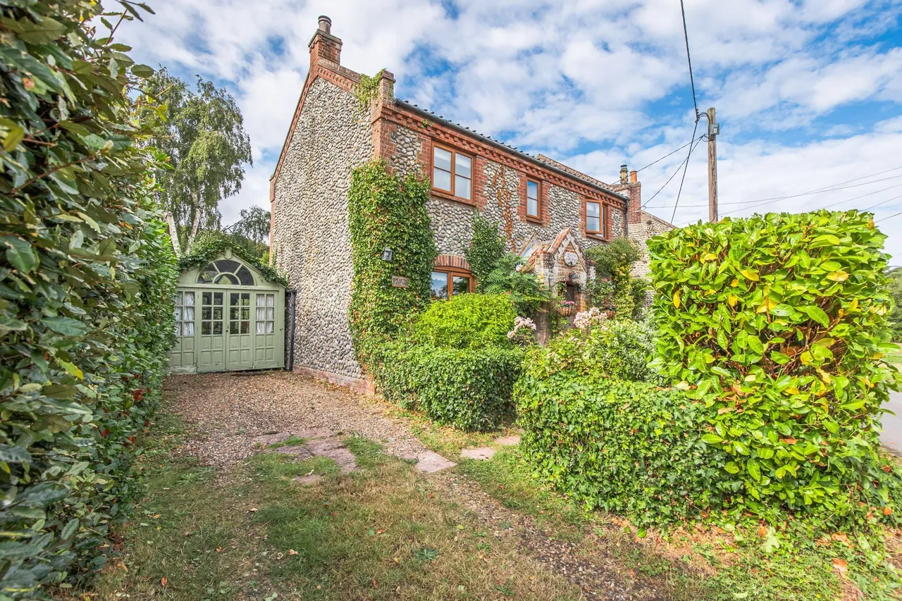 Flint and Brick Cottage in East Runton, photo 7