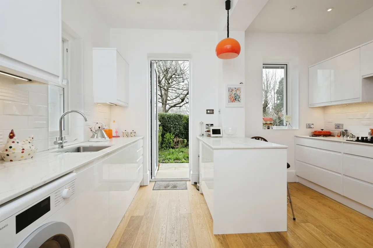 St. Johns Road, Eastbourne, photo 3