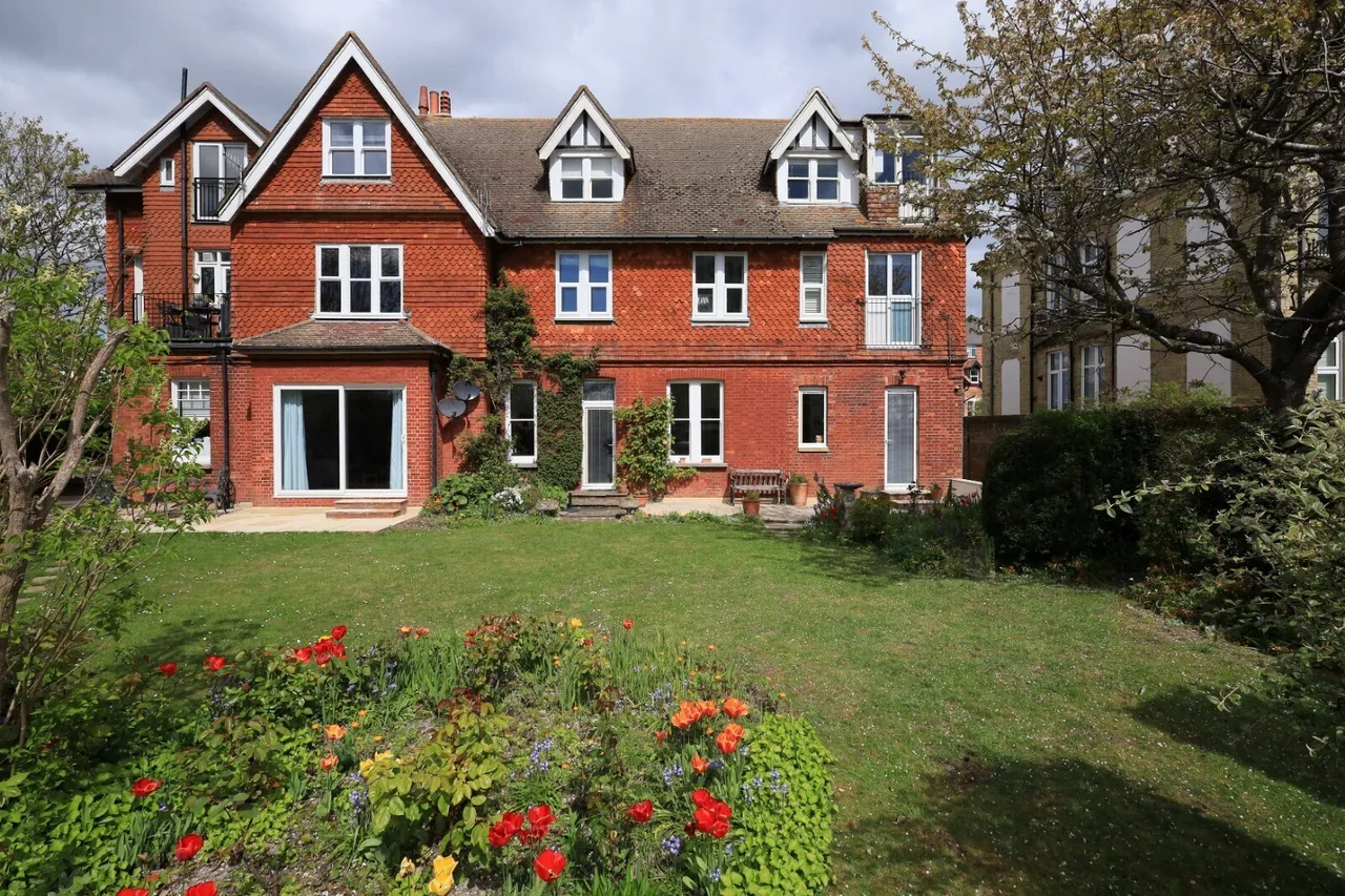St. Johns Road, Eastbourne, photo 12