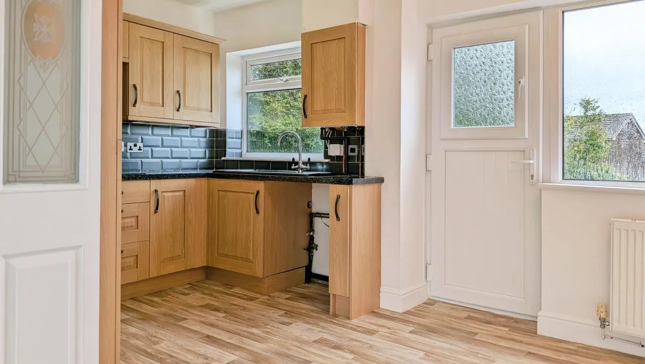 Vicarage Close, Springhead, OL4, photo 7