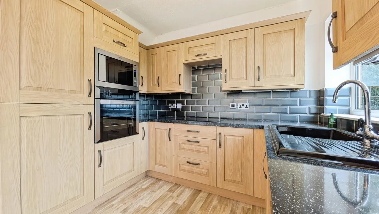 Vicarage Close, Springhead, OL4, photo 9