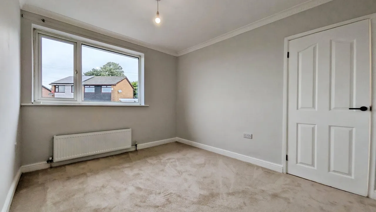 Vicarage Close, Springhead, OL4, photo 14