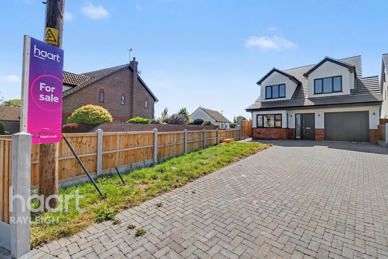 4 bed house for sale, Poors Lane, Daws Heath, SS7