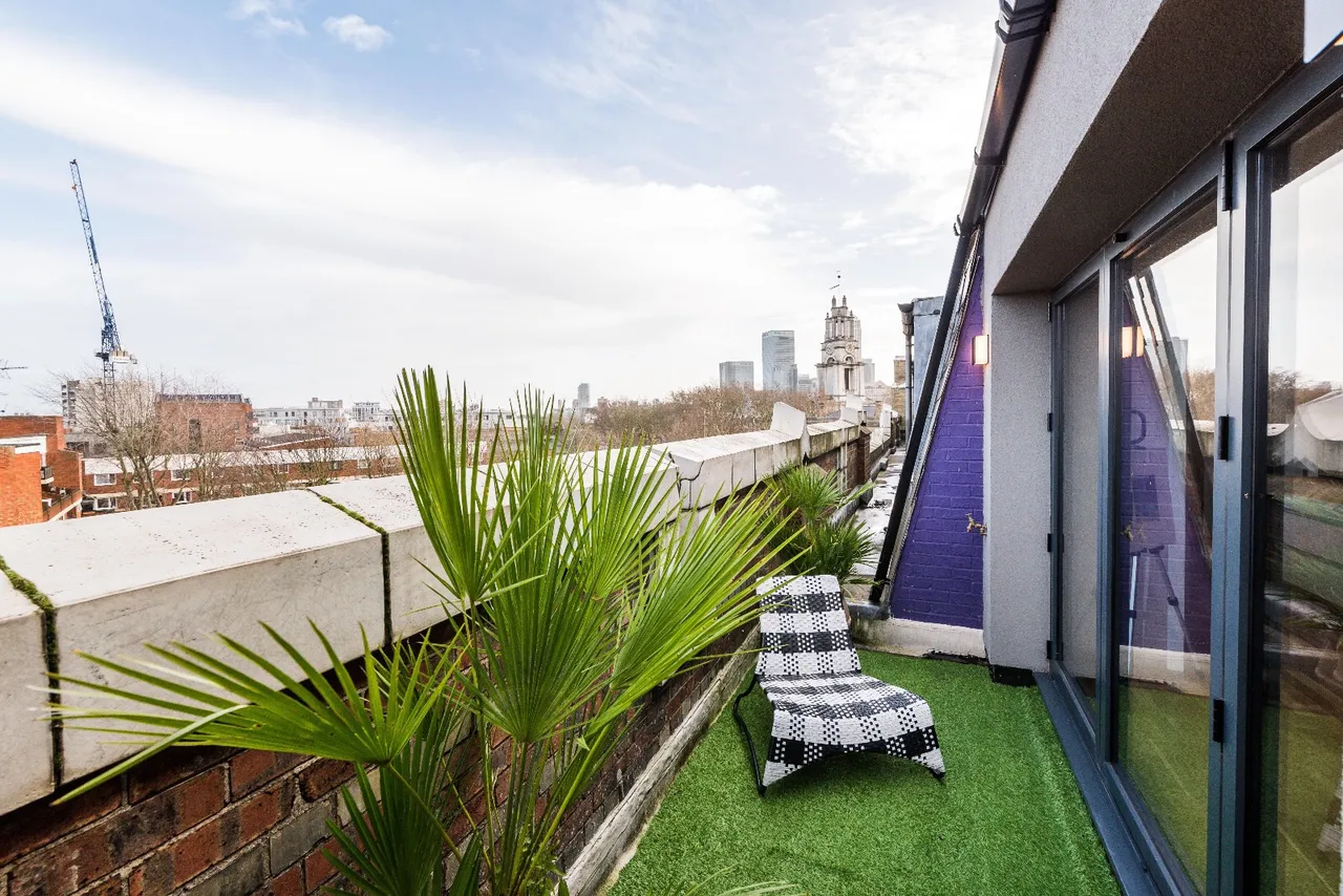 Commercial Road, London, E14, photo 8