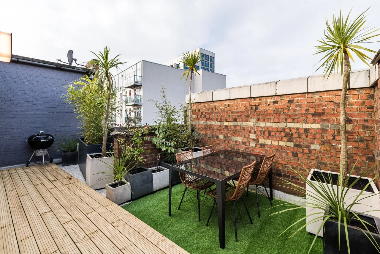Commercial Road, London, E14, photo 5