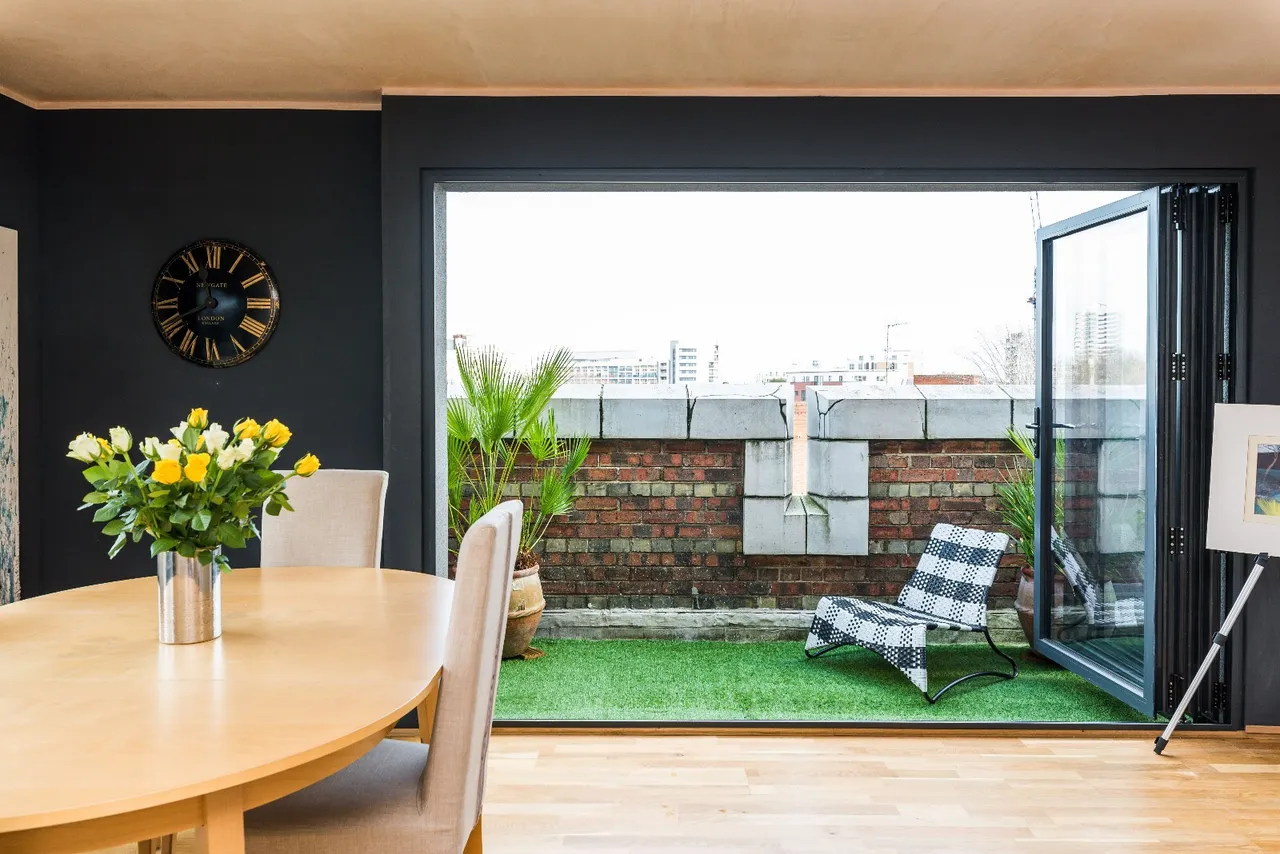 Commercial Road, London, E14, photo 3