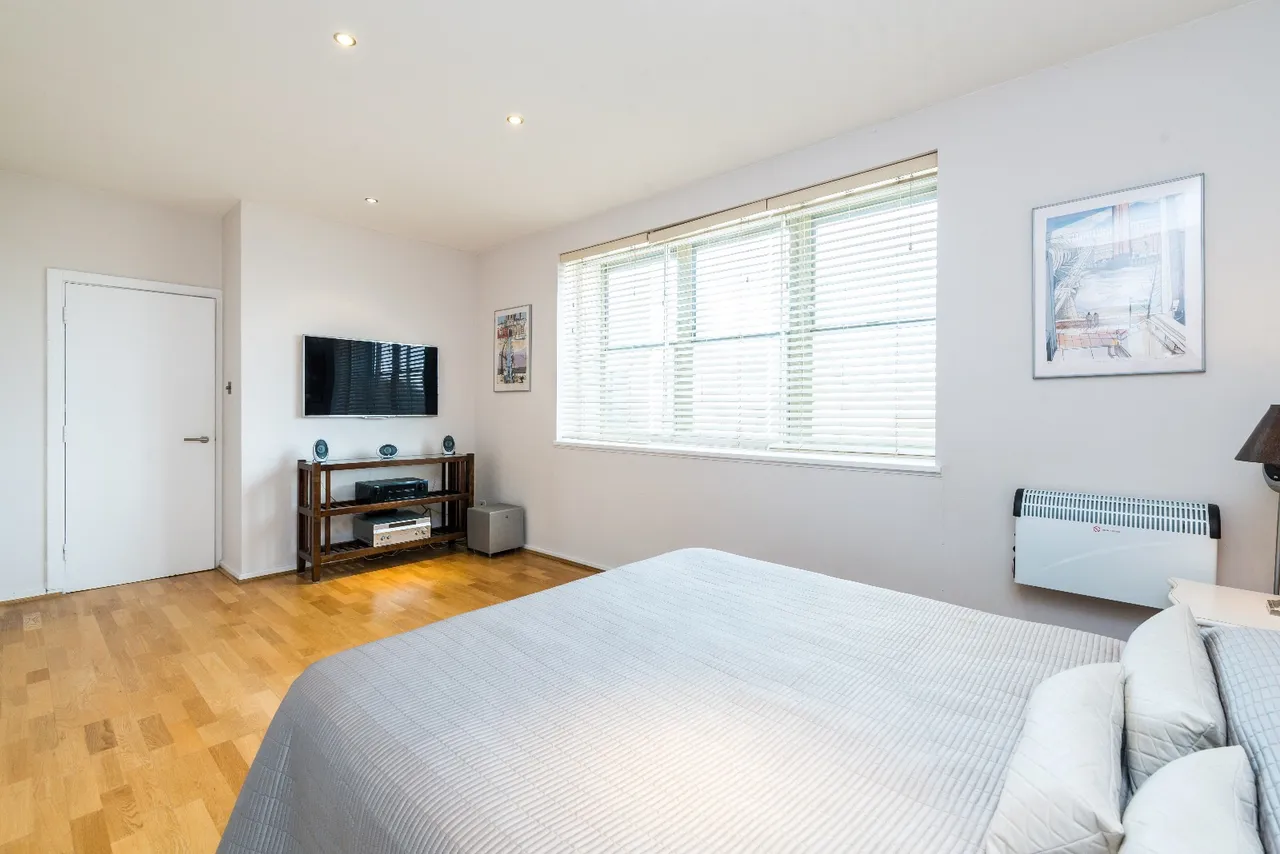 Commercial Road, London, E14, photo 10