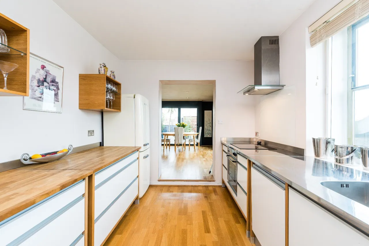 Commercial Road, London, E14, photo 4