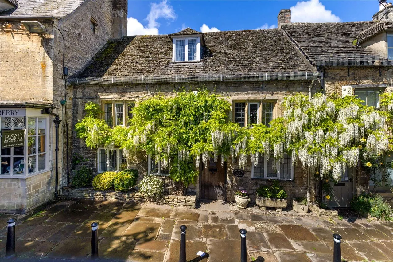 4 bed house for sale — Lower High Street, Burford, Oxfordshire, OX18 4RR