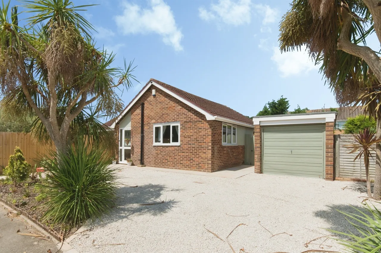 2 bed house for sale — The Glades, Bexhill-On-Sea