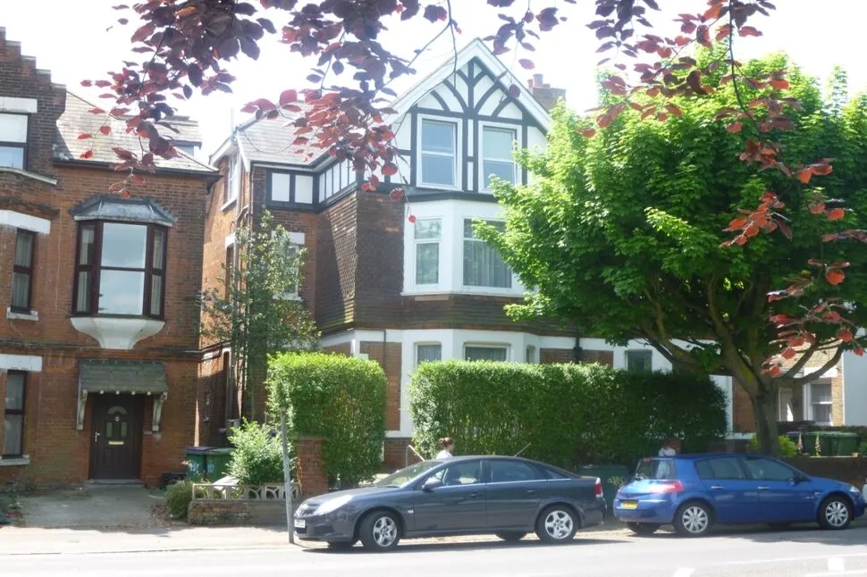 2 bed flat to rent, Cheriton Road, Folkestone, CT19