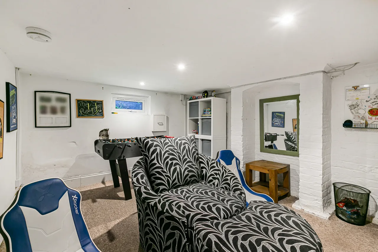 Harvest Road, Englefield Green, TW20, photo 10