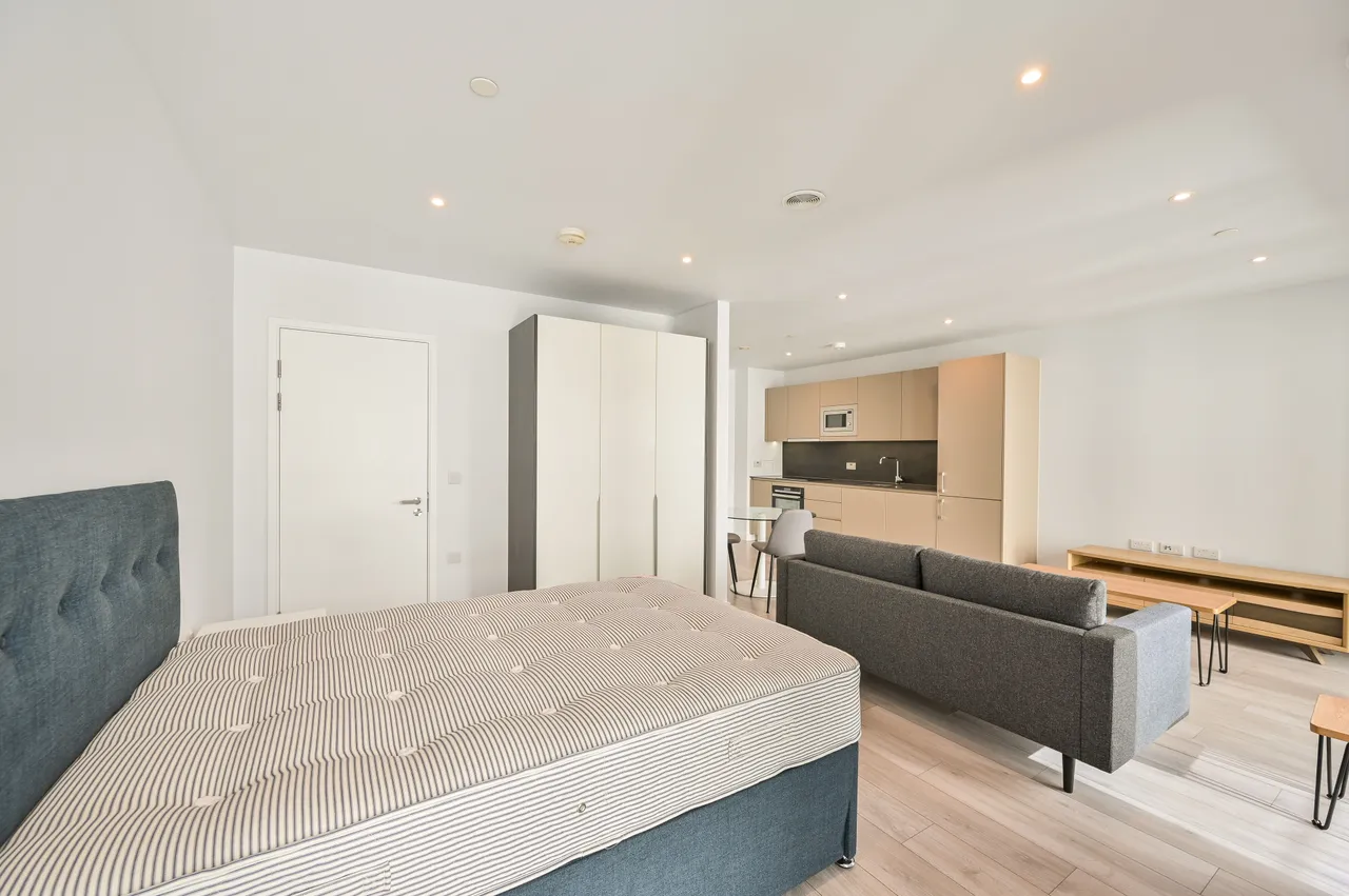 Apartment 704, Aytron Court, 6 New Lion Way, London, photo 6