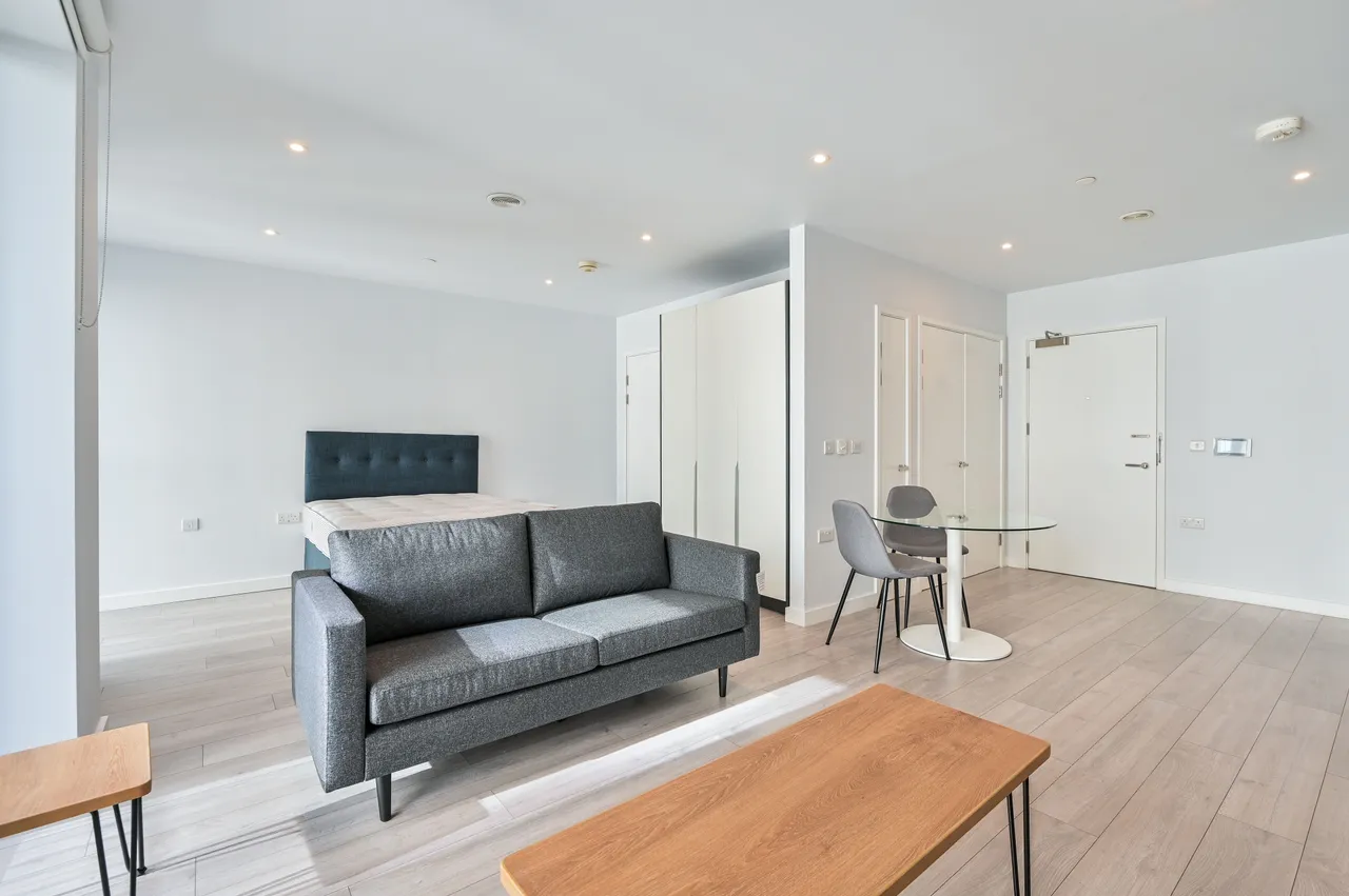 Apartment 704, Aytron Court, 6 New Lion Way, London, photo 4
