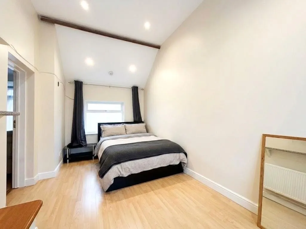Selvage Lane, Mill Hill, photo 8