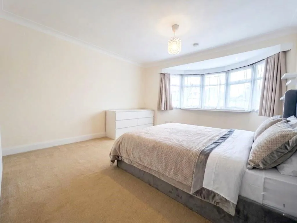 Selvage Lane, Mill Hill, photo 7