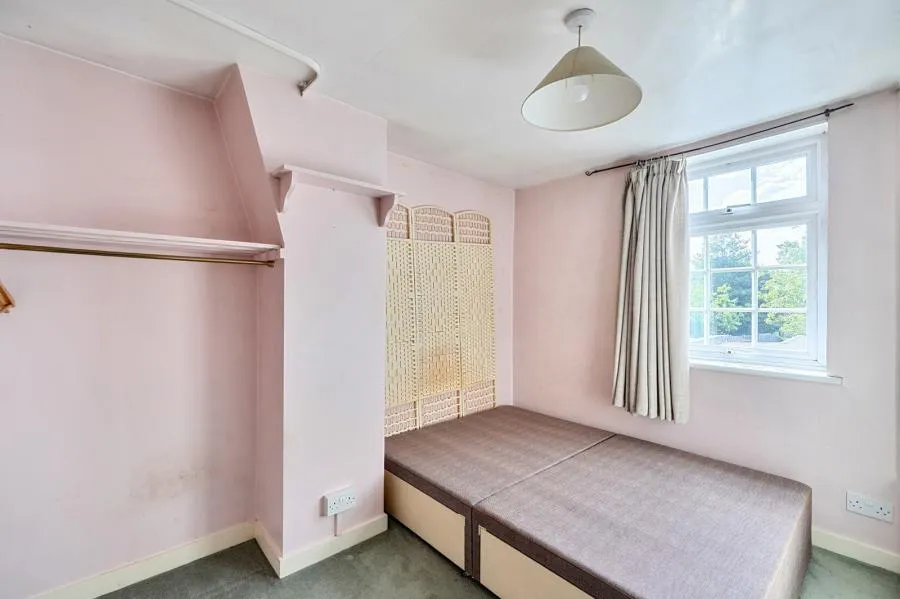 Vicarage Road, Sunbury-on-Thames, TW16, photo 11