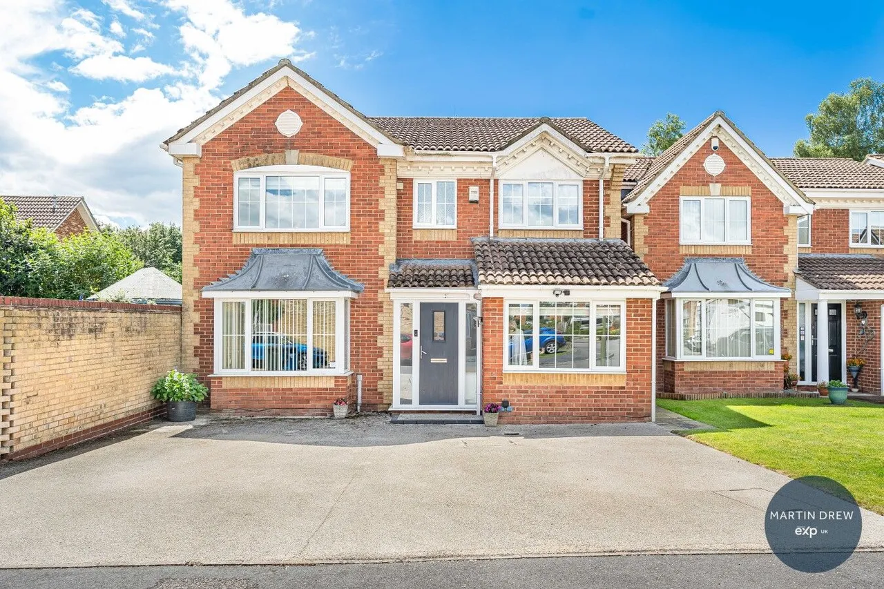 4 bed house for sale — Swallow Close, Bicester, OX26 6YL