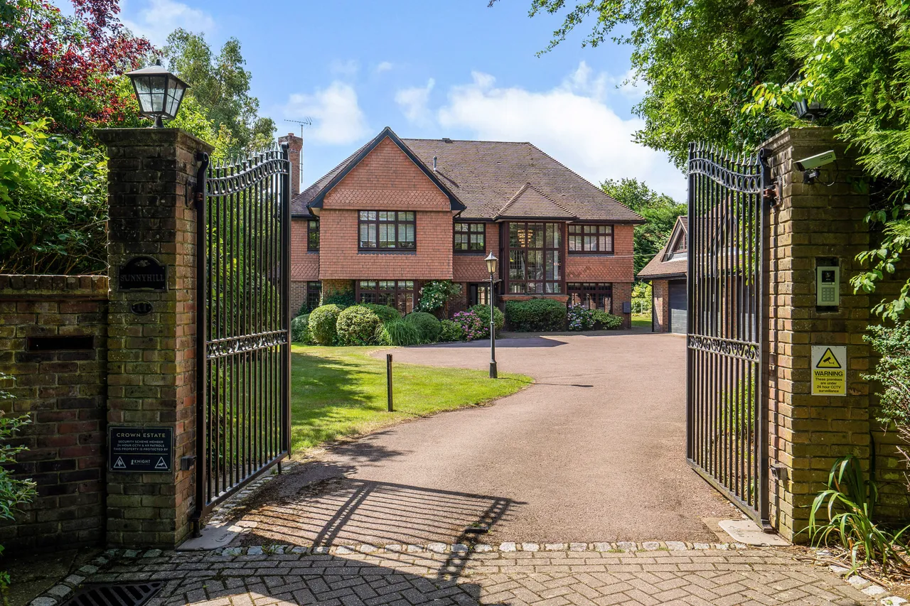5 bed house to rent, Torland Drive, Oxshott, KT22