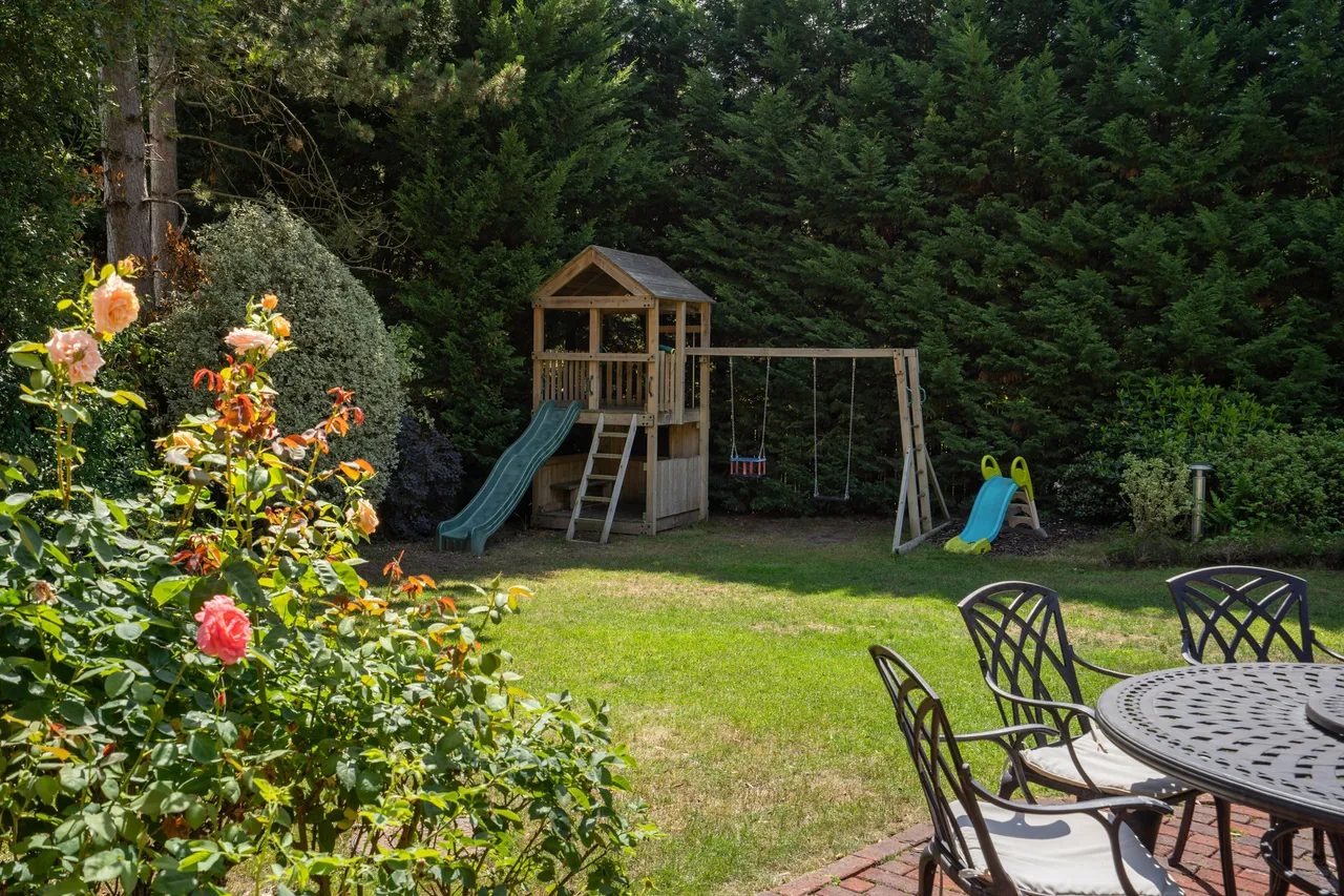 Torland Drive, Oxshott, KT22, photo 11