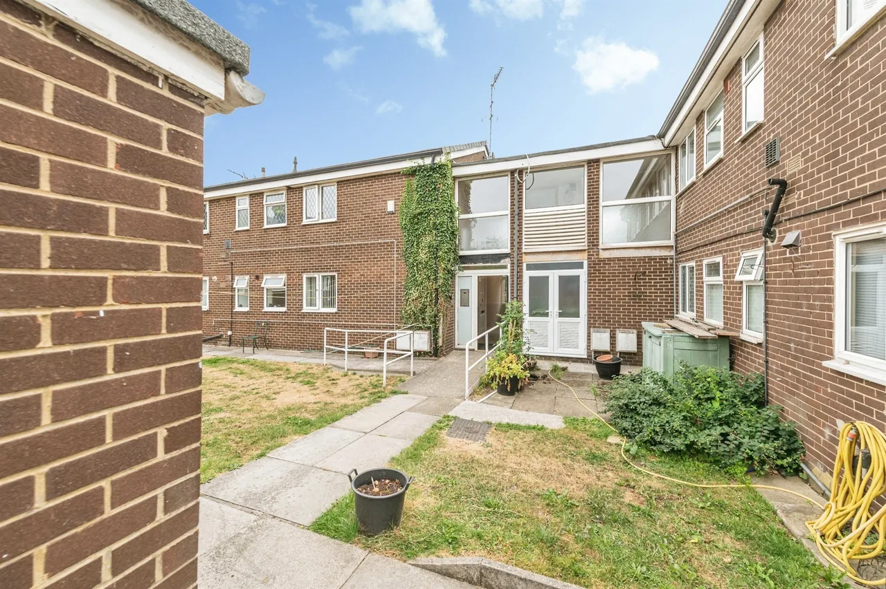 3 bed flat for sale — Bridge Close, Horbury, WAKEFIELD