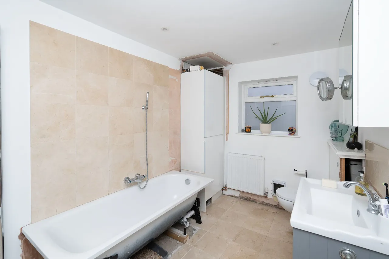 flat to rent — 62 Leavesden Road, Watford