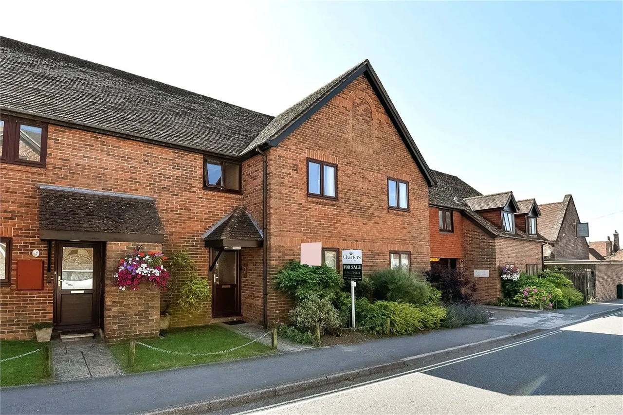 2 bed flat for sale, Station Road, Alresford, SO24