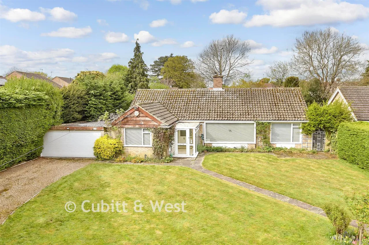 Horley Row, Horley, RH6, photo 2