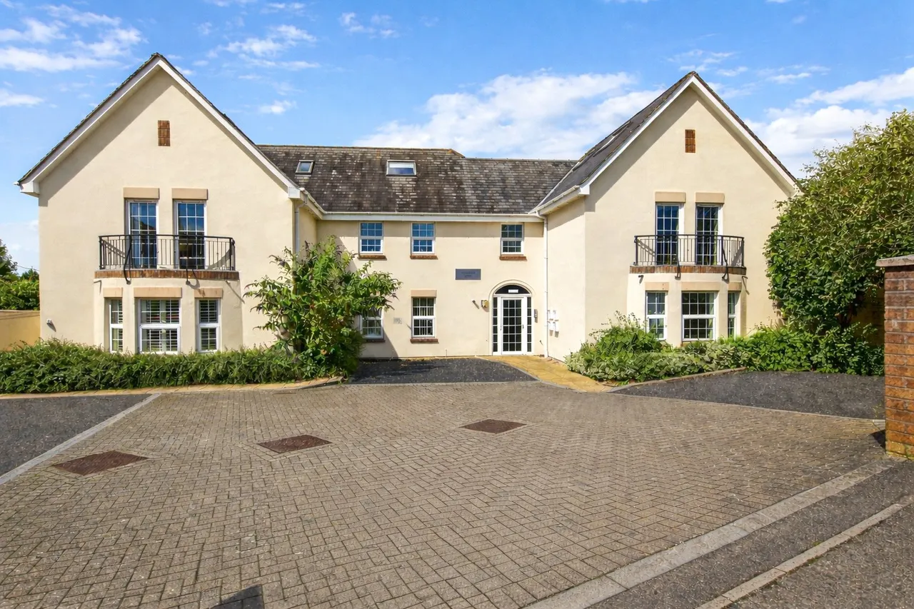 3 bed flat for sale, Westview Court, Constitution Hill, EX32