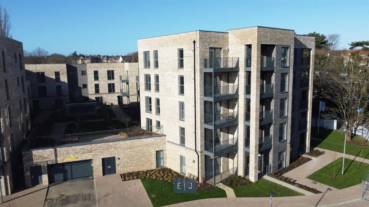 2 bed flat to rent — Borders Lane, Loughton