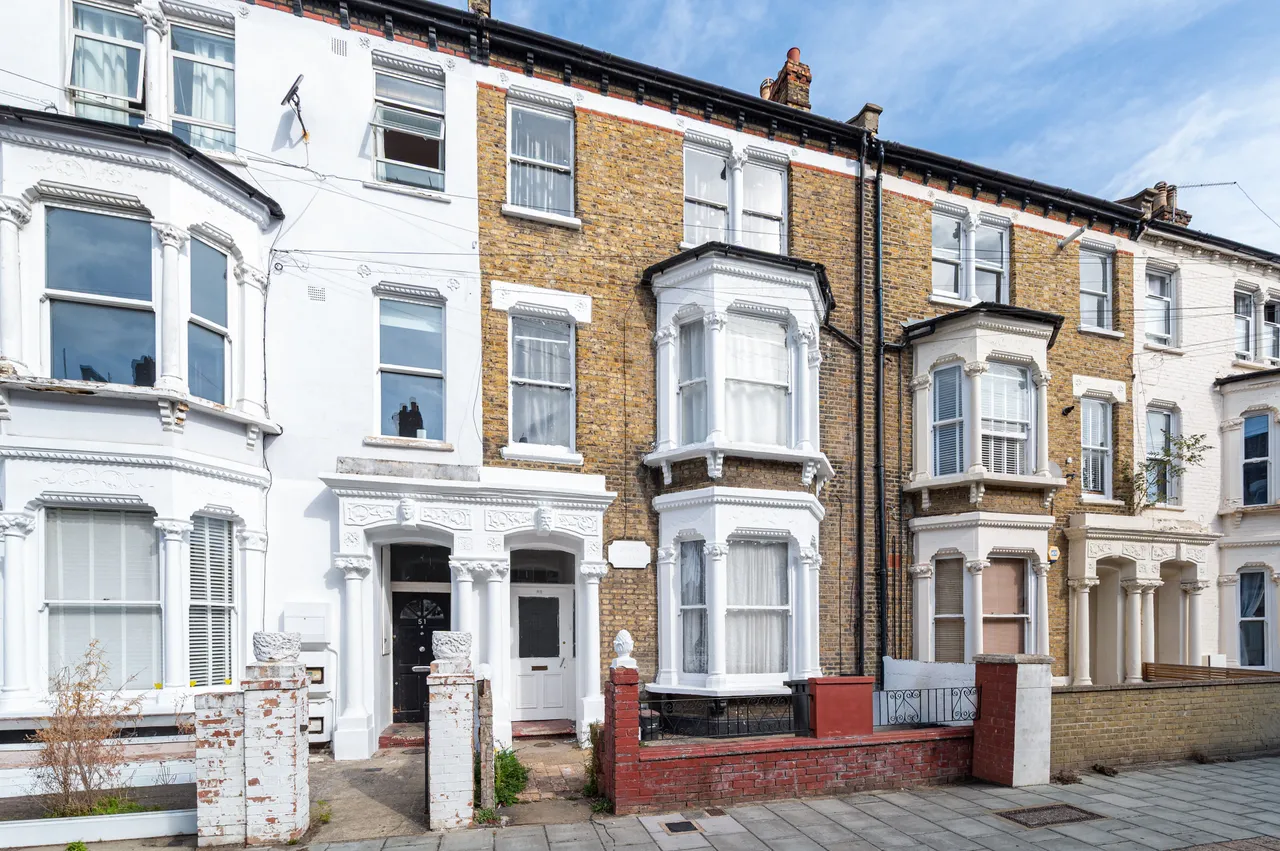 7 bed house to rent — 53 Saltoun Road, London