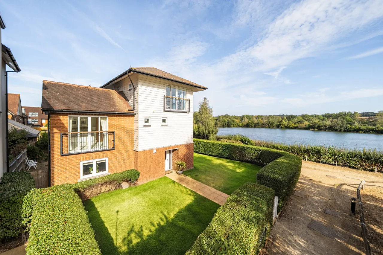 4 bed house for sale — Lilley Mead, Redhill, RH1