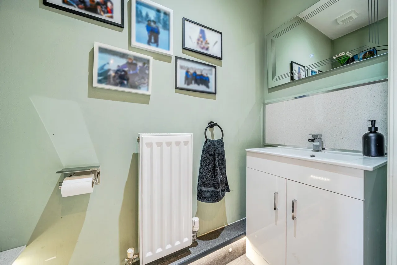 Reservoir Close, Kent, DA9, photo 13