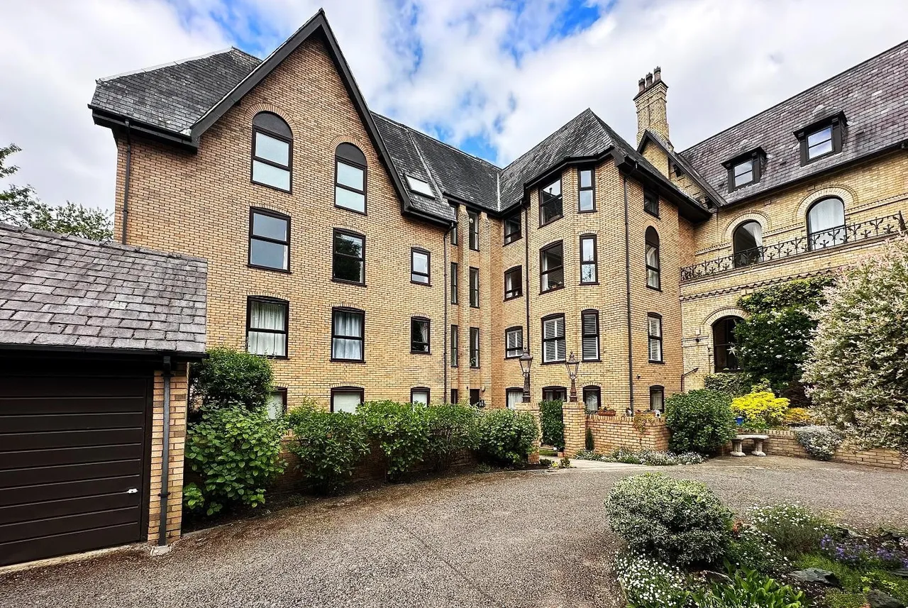 2 bed flat for sale, St. Margarets Road, Bowdon, WA14