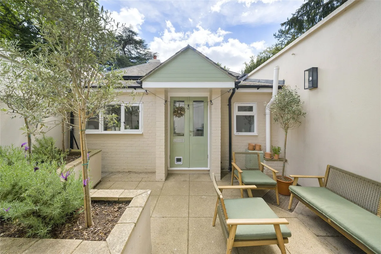 2 bed house to rent, Cobham Park, Cobham, KT11
