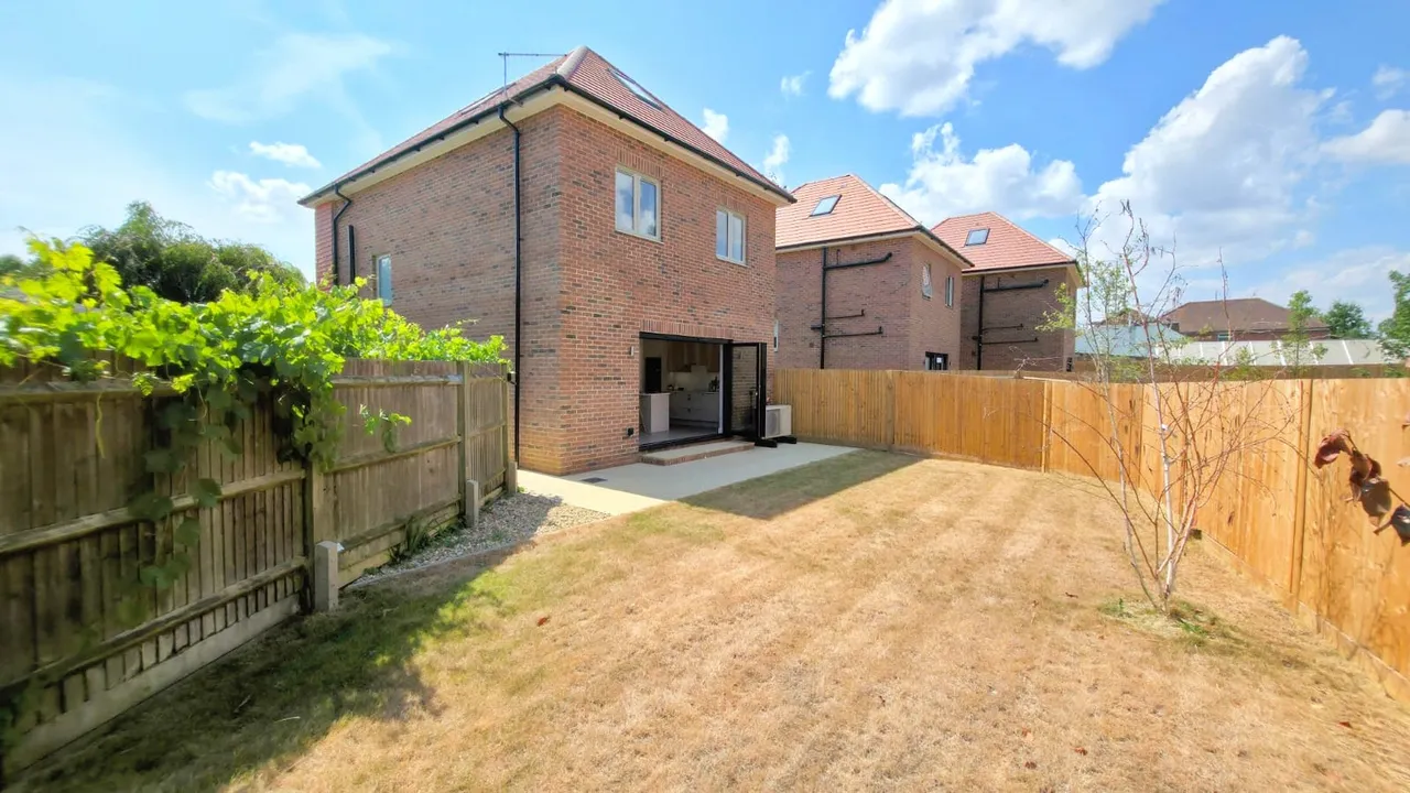 Weatherhill Road, Smallfield, RH6, photo 7