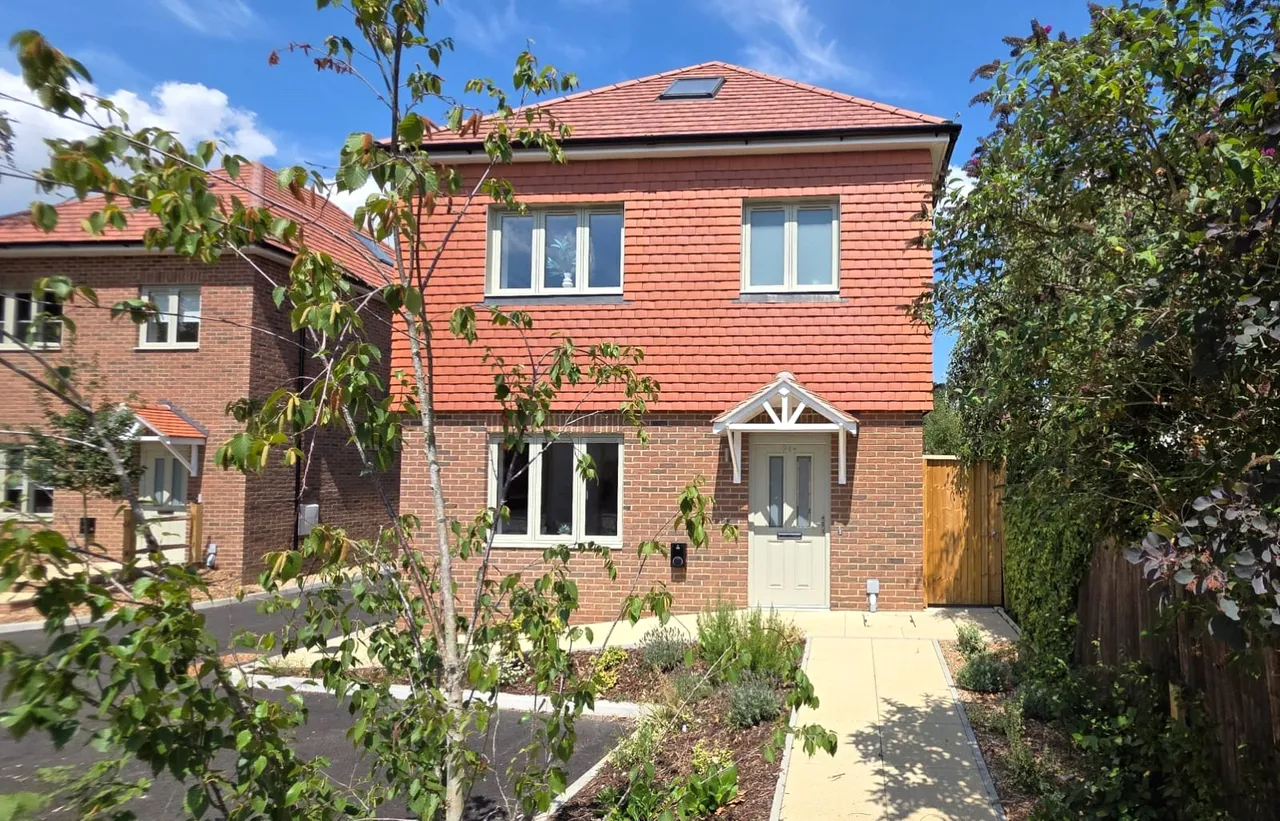 4 bed house for sale, Weatherhill Road, Smallfield, RH6