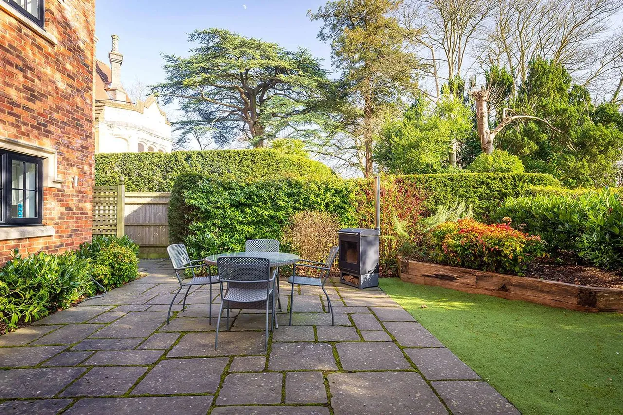 Portsmouth Road, Guildford, Surrey, GU2 4AA, photo 3