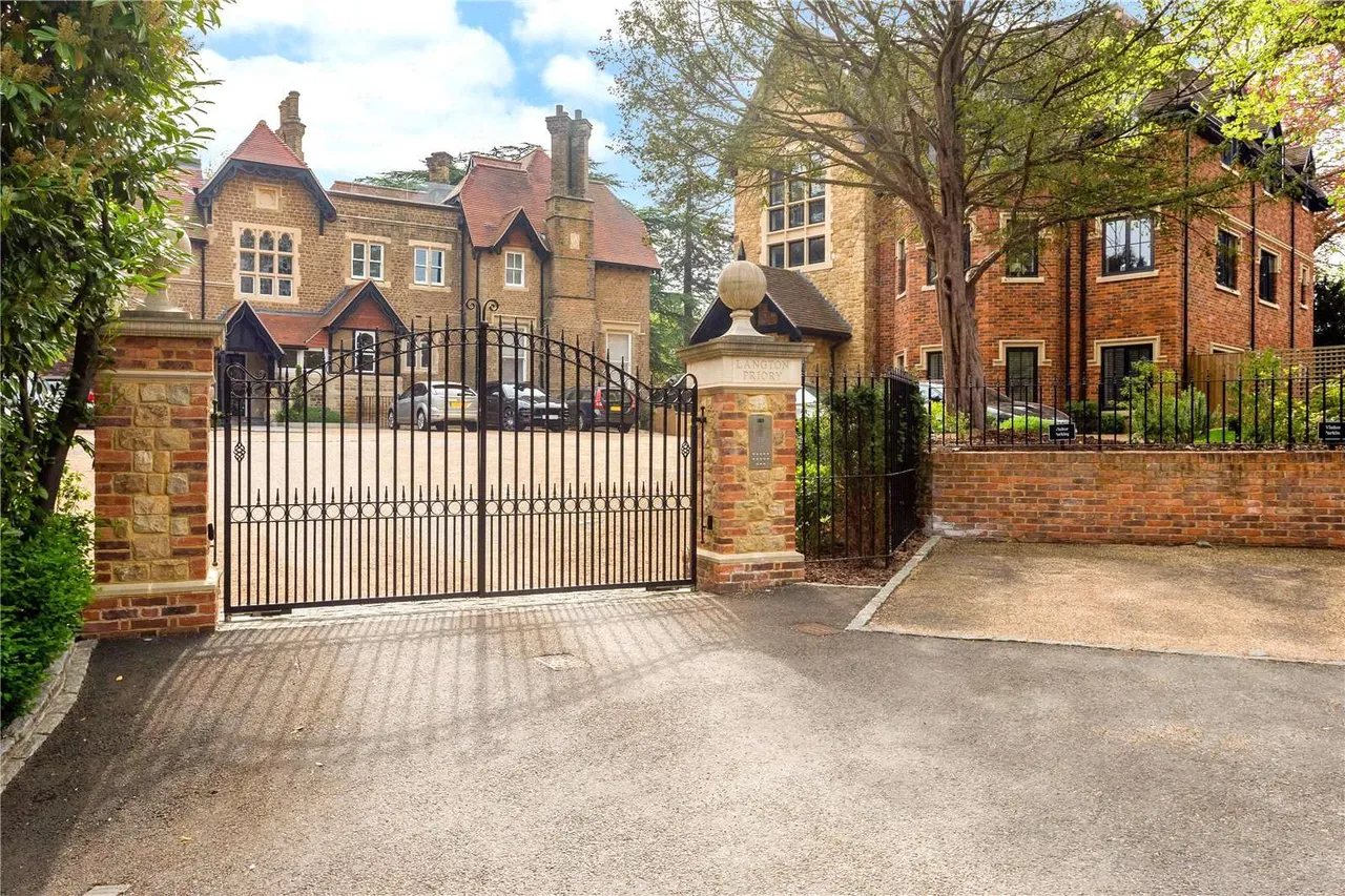 2 bed flat for sale — Portsmouth Road, Guildford, Surrey, GU2 4AA