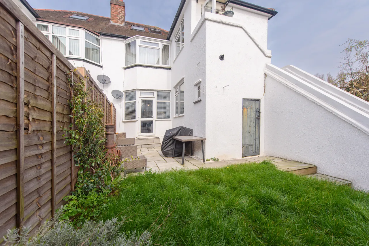 13 Wells Drive, London, photo 7