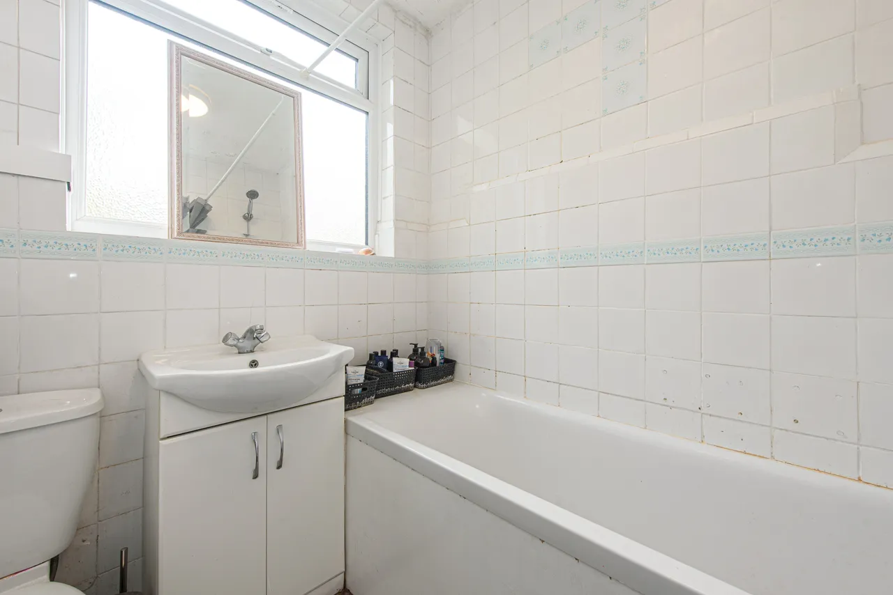 13 Wells Drive, London, photo 6