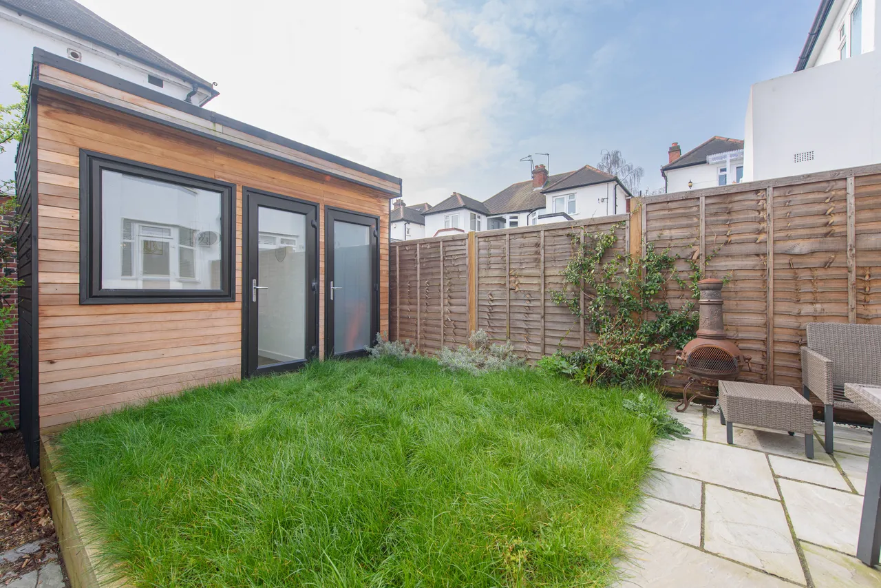 13 Wells Drive, London, photo 8