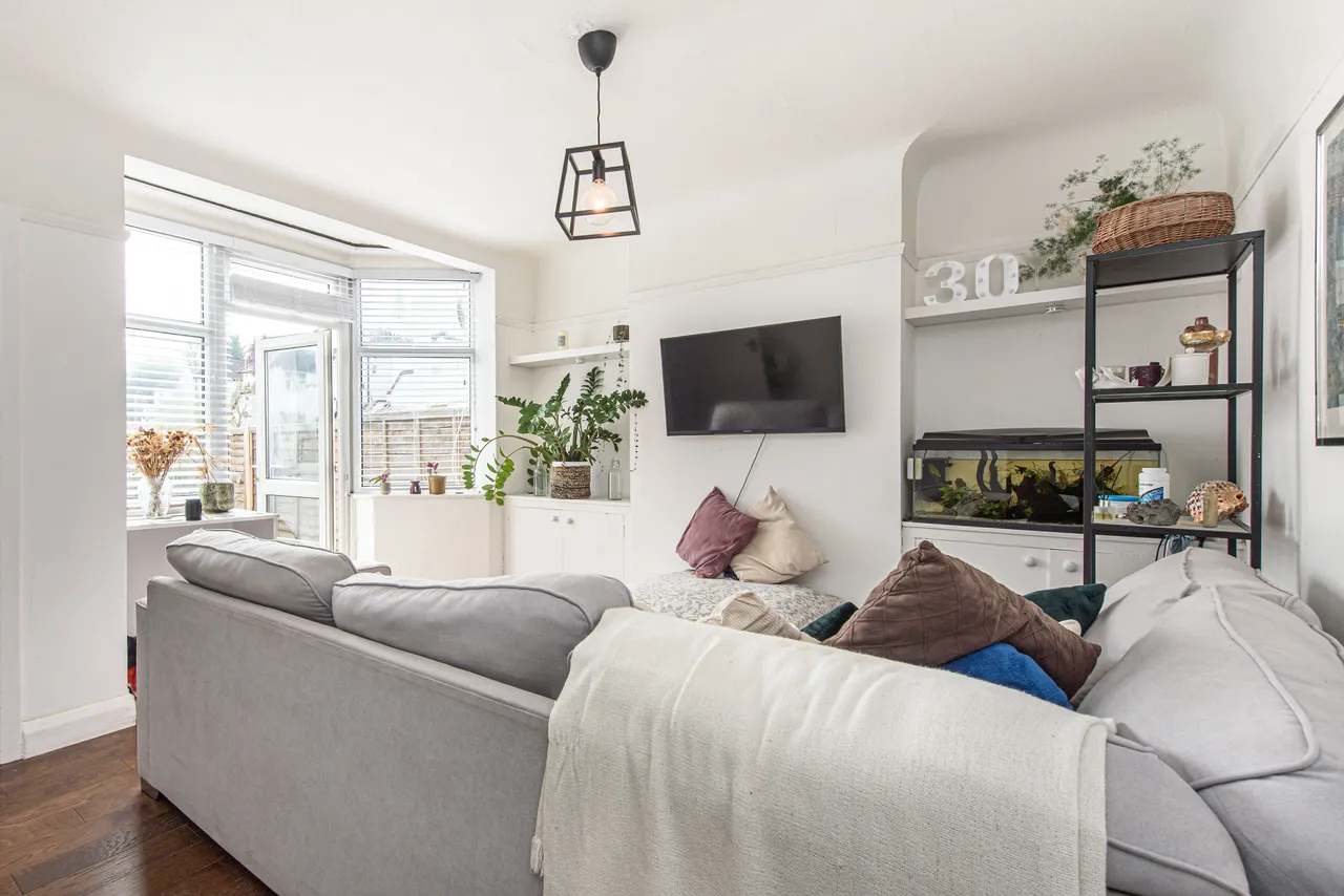 13 Wells Drive, London, photo 2