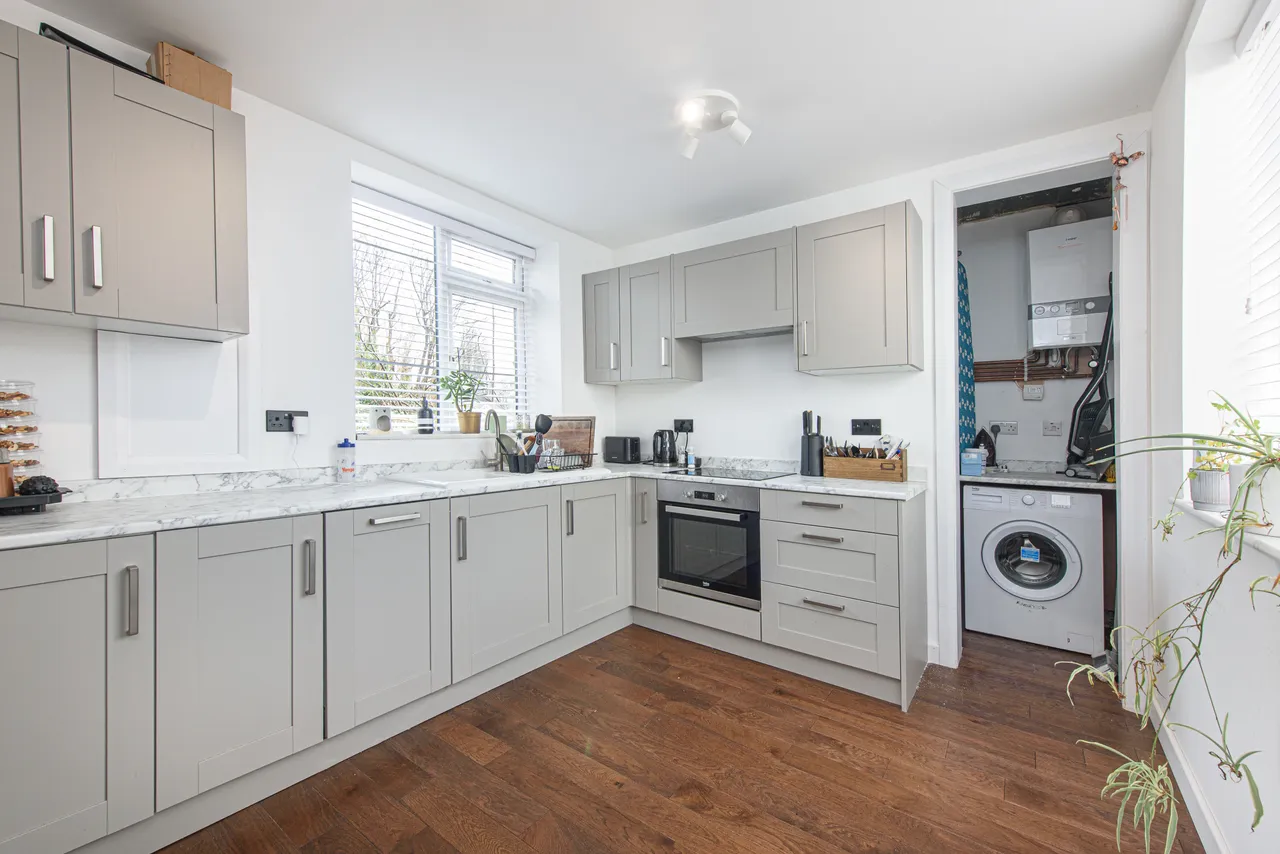 13 Wells Drive, London, photo 5